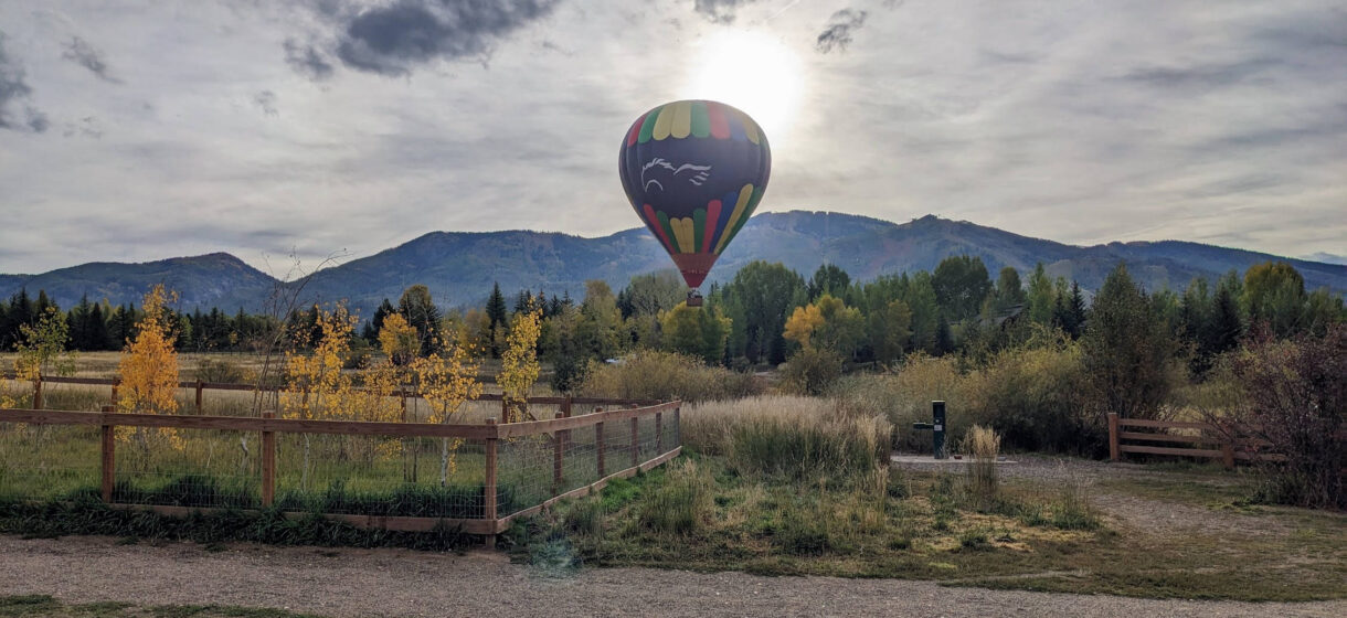 Picture of a hot balloon landing in front of the ski area